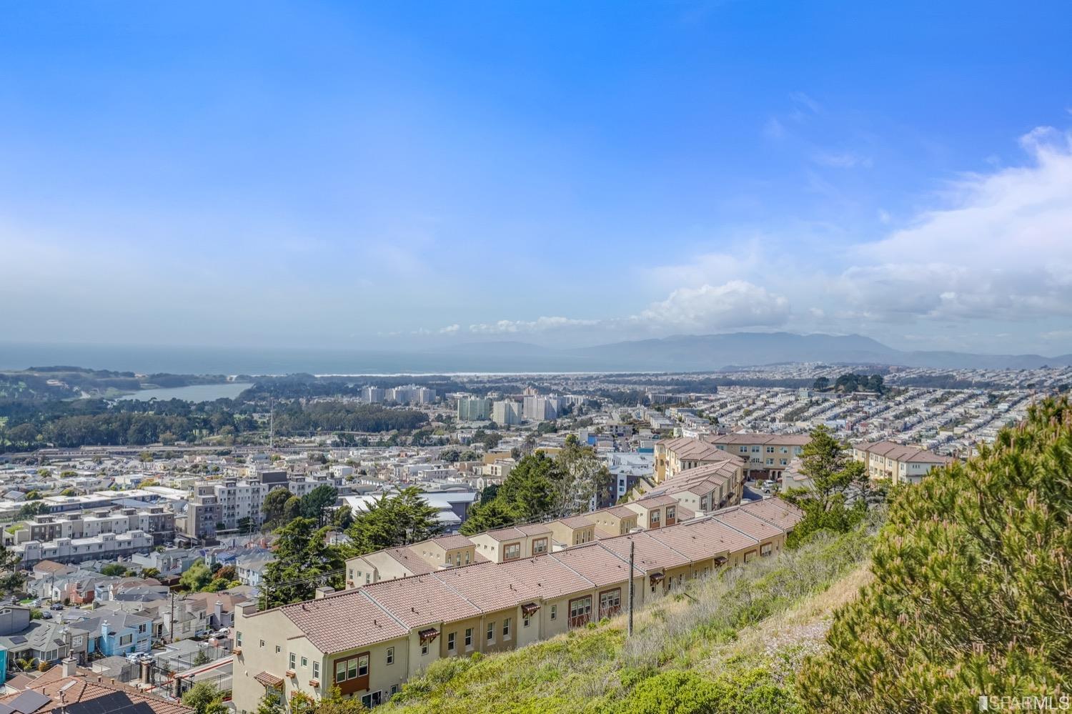 Detail Gallery Image 1 of 1 For 323 Green Ridge Dr #4,  Daly City,  CA 94014 - 2 Beds | 2 Baths