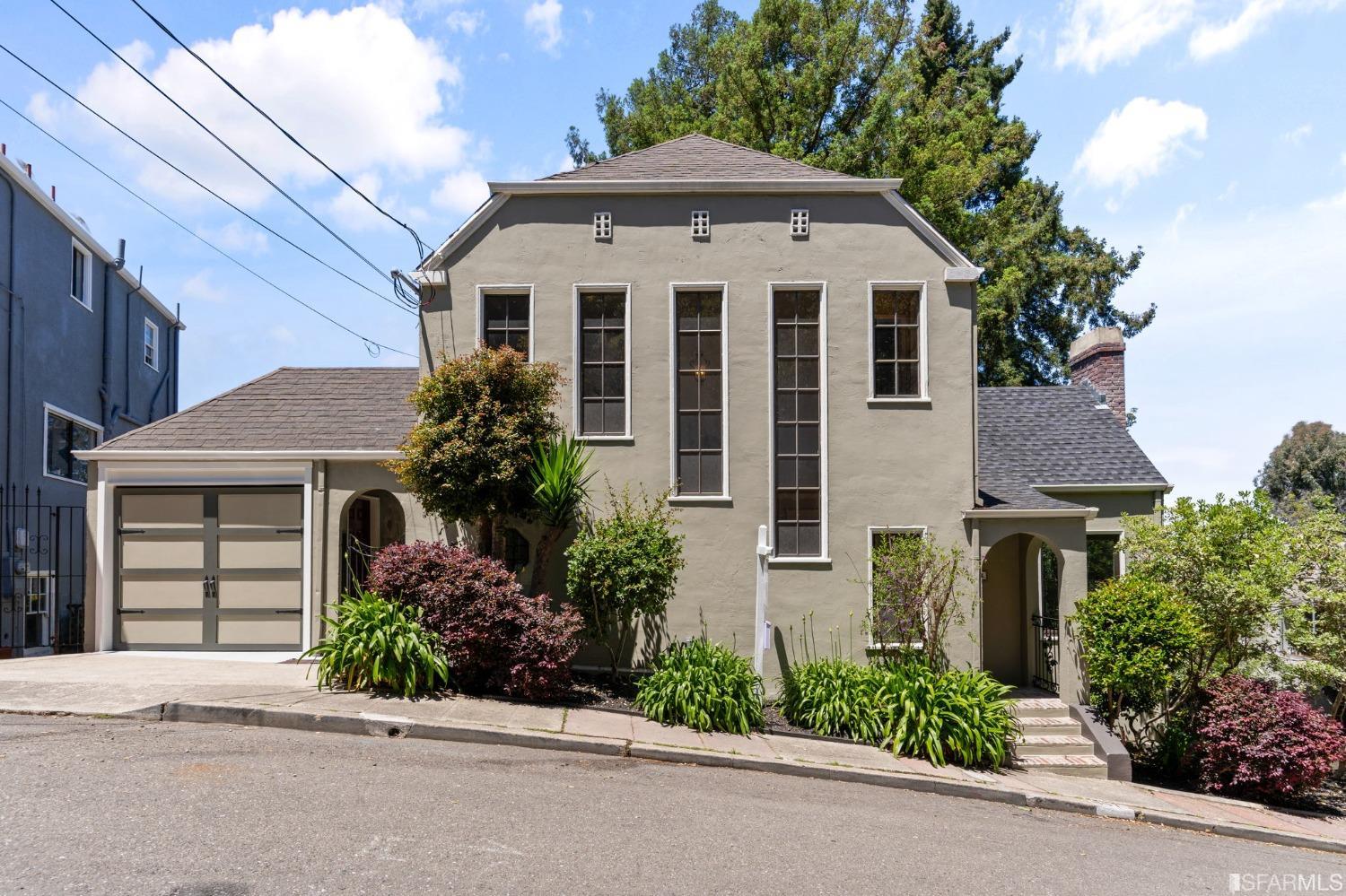 Detail Gallery Image 1 of 1 For 907 Portal Ave, Oakland,  CA 94610 - 3 Beds | 2/1 Baths