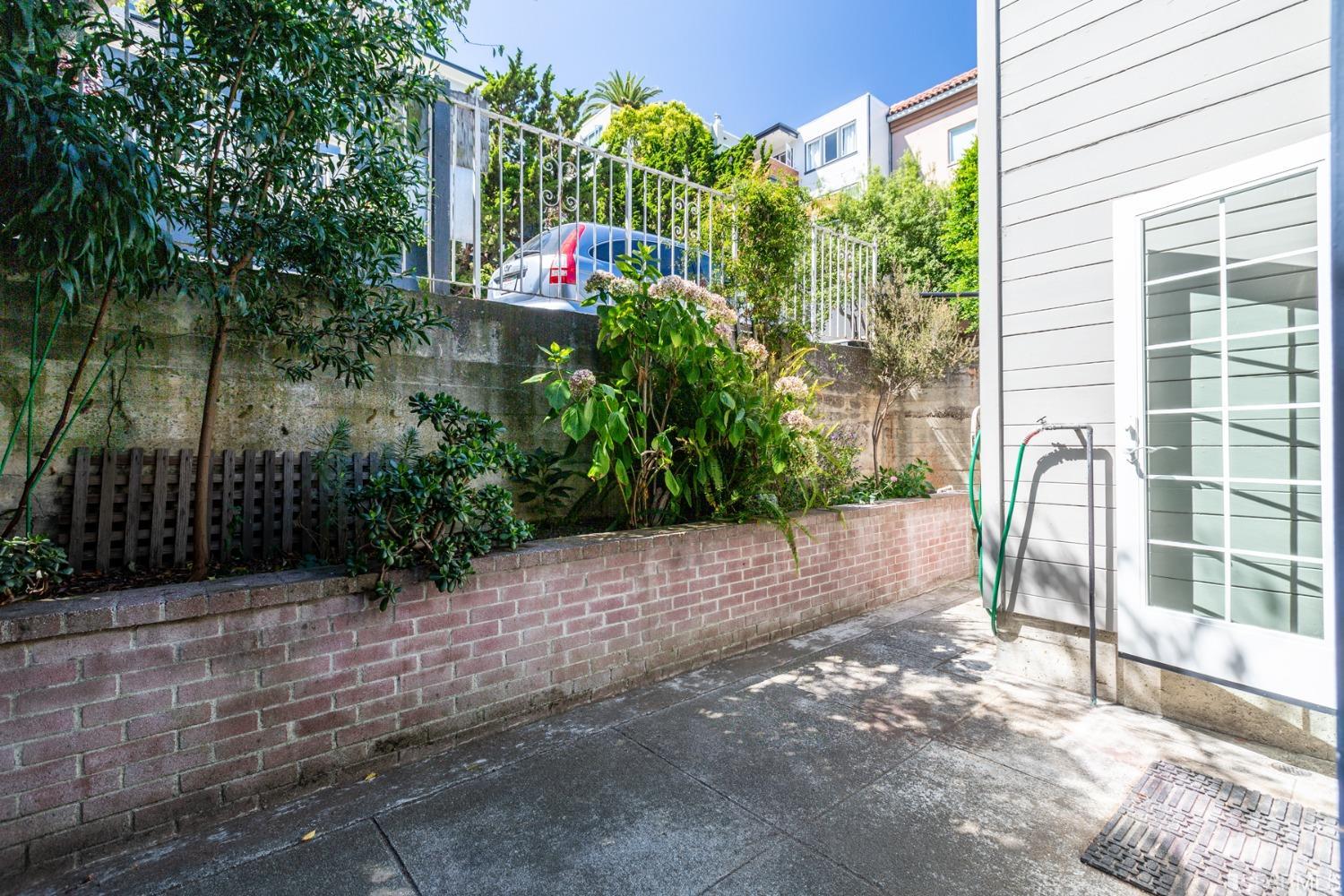 Detail Gallery Image 1 of 1 For 2229 Leavenworth St, San Francisco,  CA 94133 - 2 Beds | 2 Baths