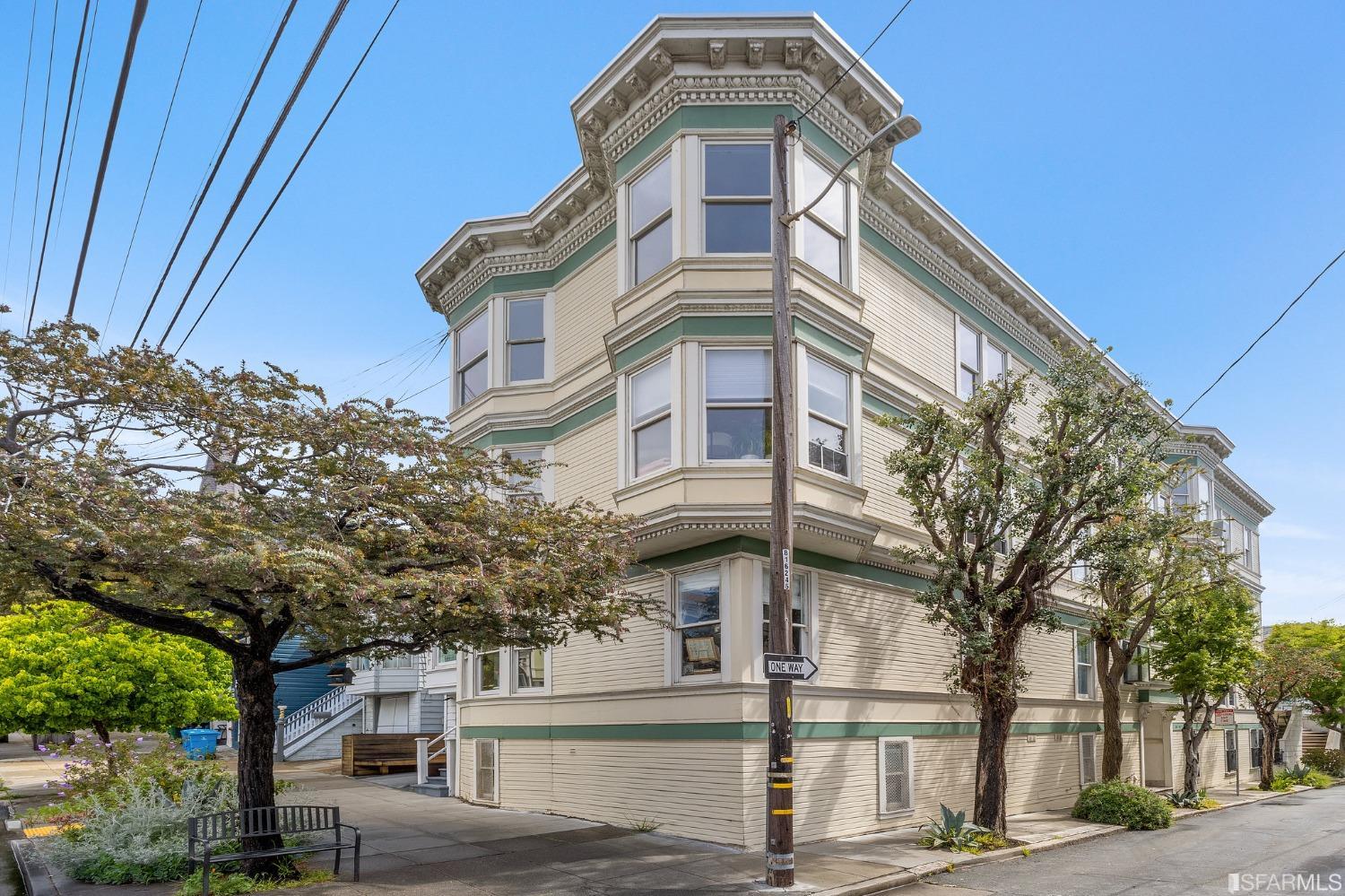 Detail Gallery Image 1 of 1 For 394 Elizabeth St, San Francisco,  CA 94114 - 2 Beds | 1 Baths