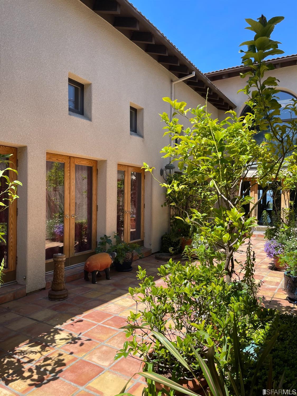 Detail Gallery Image 6 of 10 For 11 Castlebar Pl, Alameda,  CA 94502 - 4 Beds | 3/1 Baths