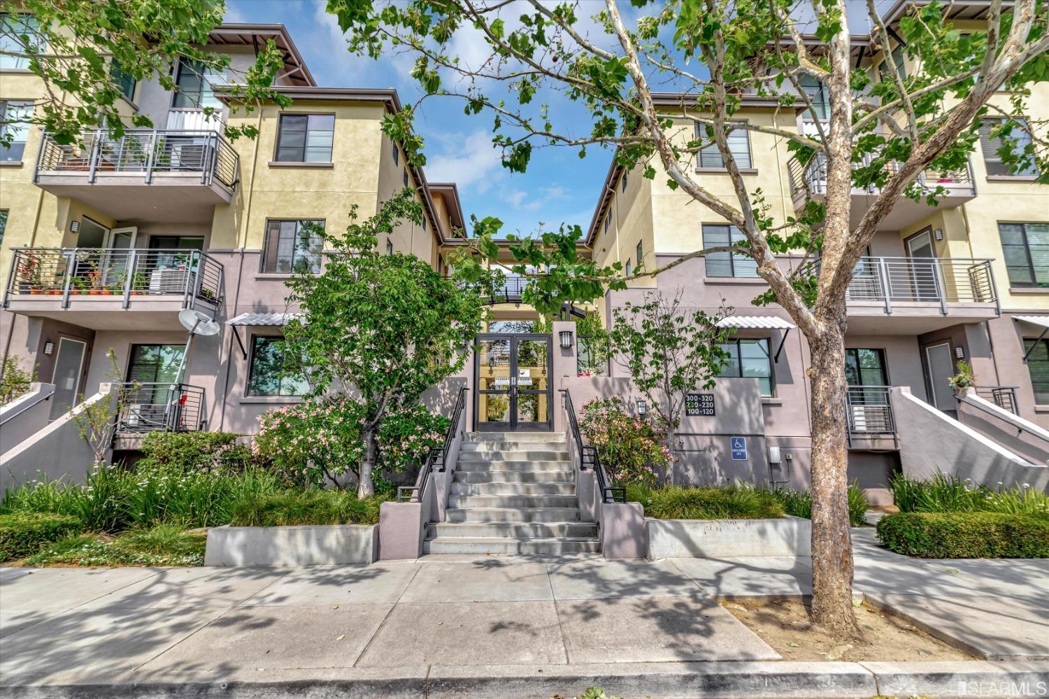 Detail Gallery Image 1 of 1 For 800 N N 8th St #209,  San Jose,  CA 95112 - 3 Beds | 2 Baths