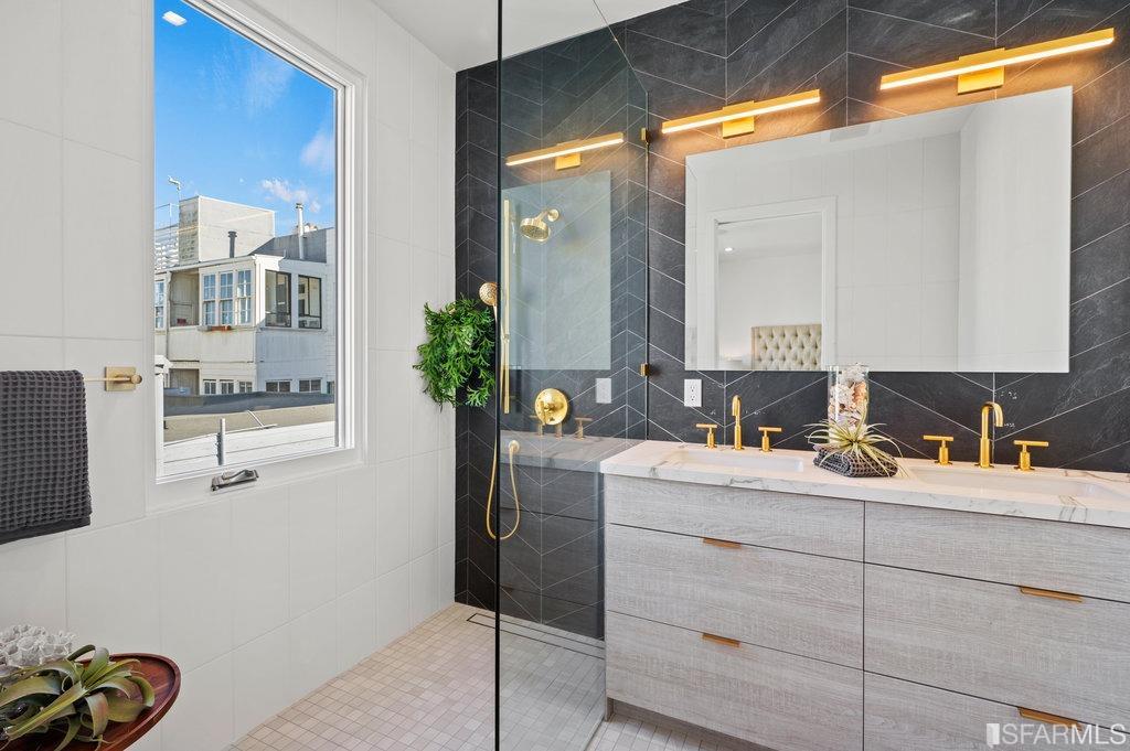 Photo #22: 423752840 Listing 