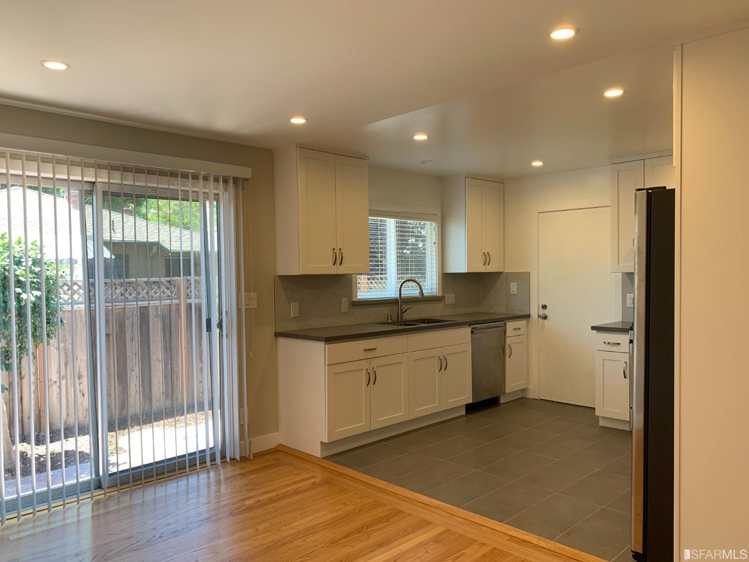 Detail Gallery Image 7 of 18 For 2065 Oakwood Dr, East Palo Alto,  CA 94303 - 2 Beds | 2 Baths