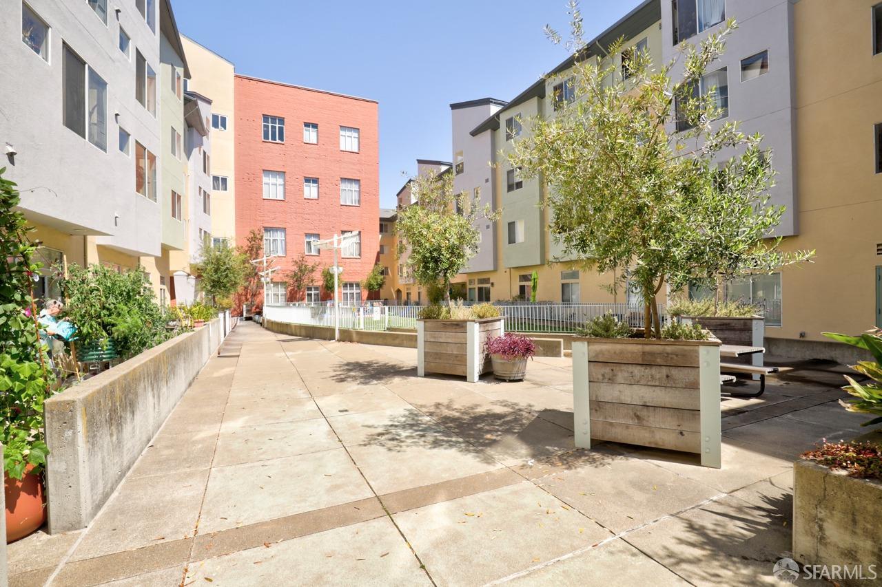 Photo #31: 423758265 Listing 