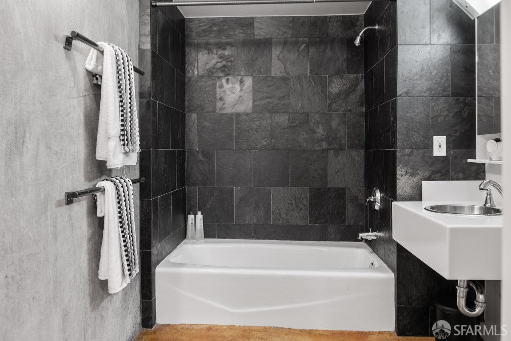 Photo #22: 423752576 Listing 