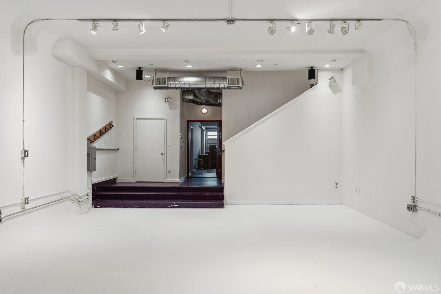 Photo #22: 423713814 Listing 