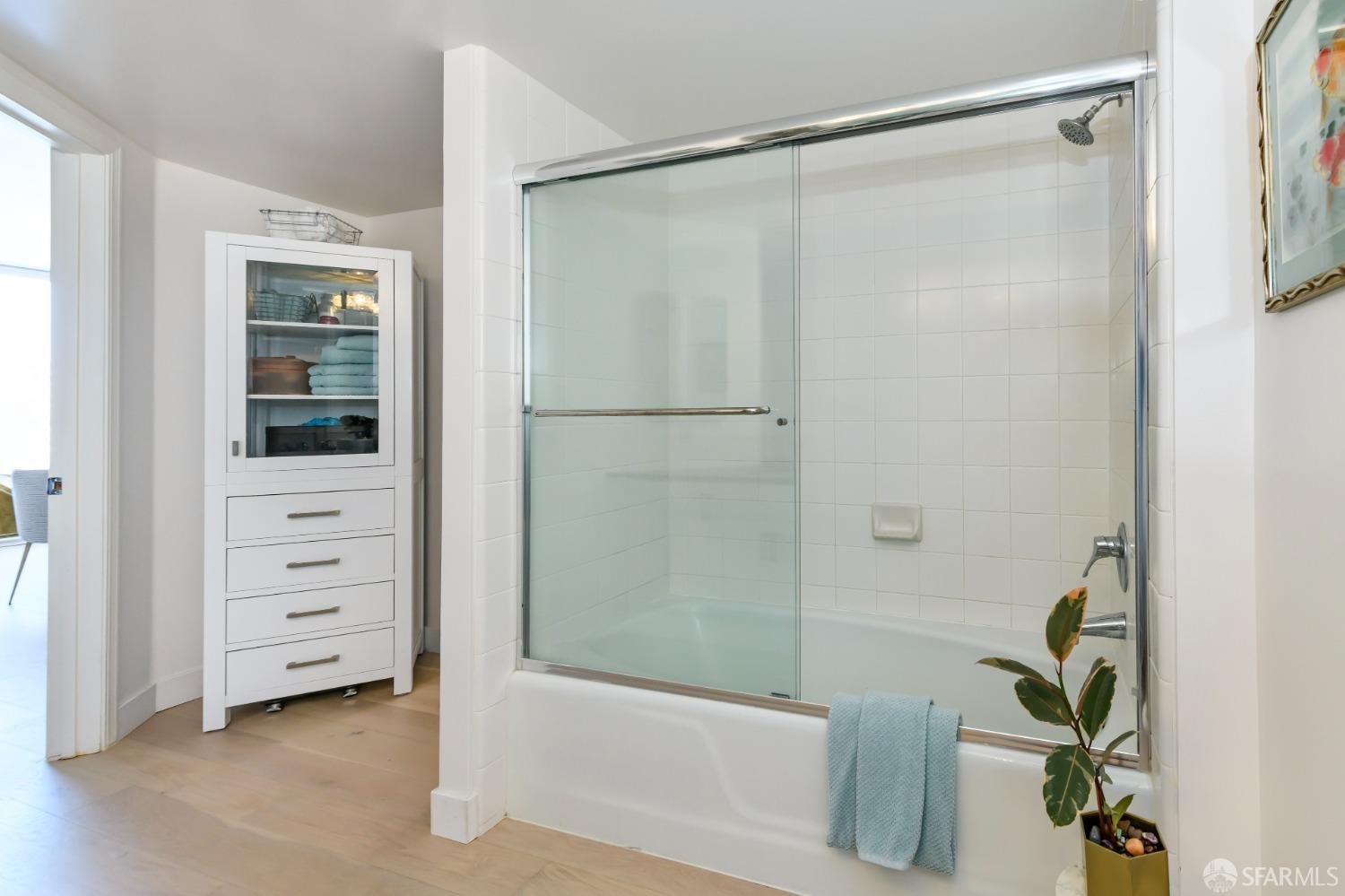 Photo #18: 423907348 Listing 