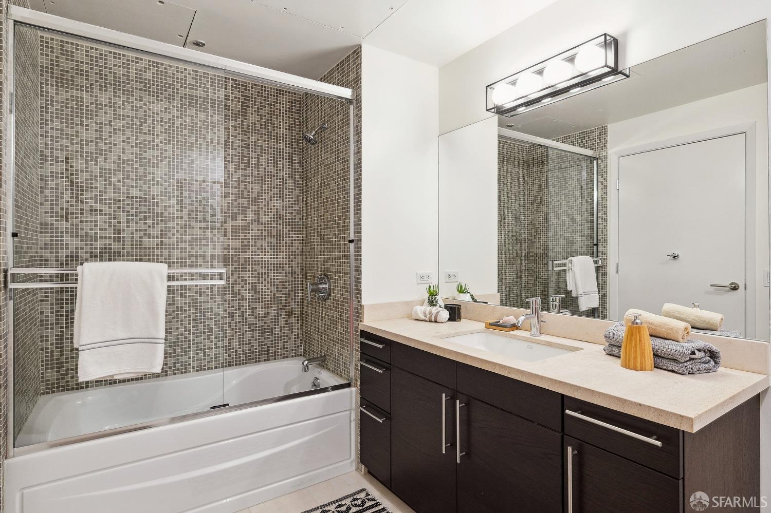 Photo #20: 423907581 Listing 