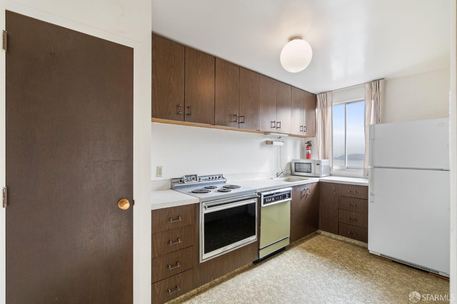 Photo #10: 423909430 Listing 
