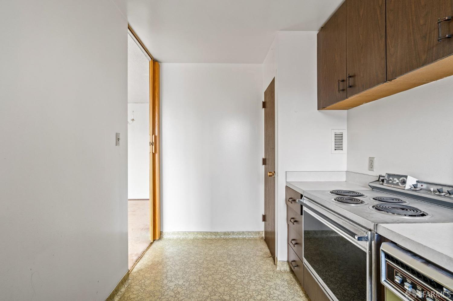 Photo #7: 423909430 Listing 