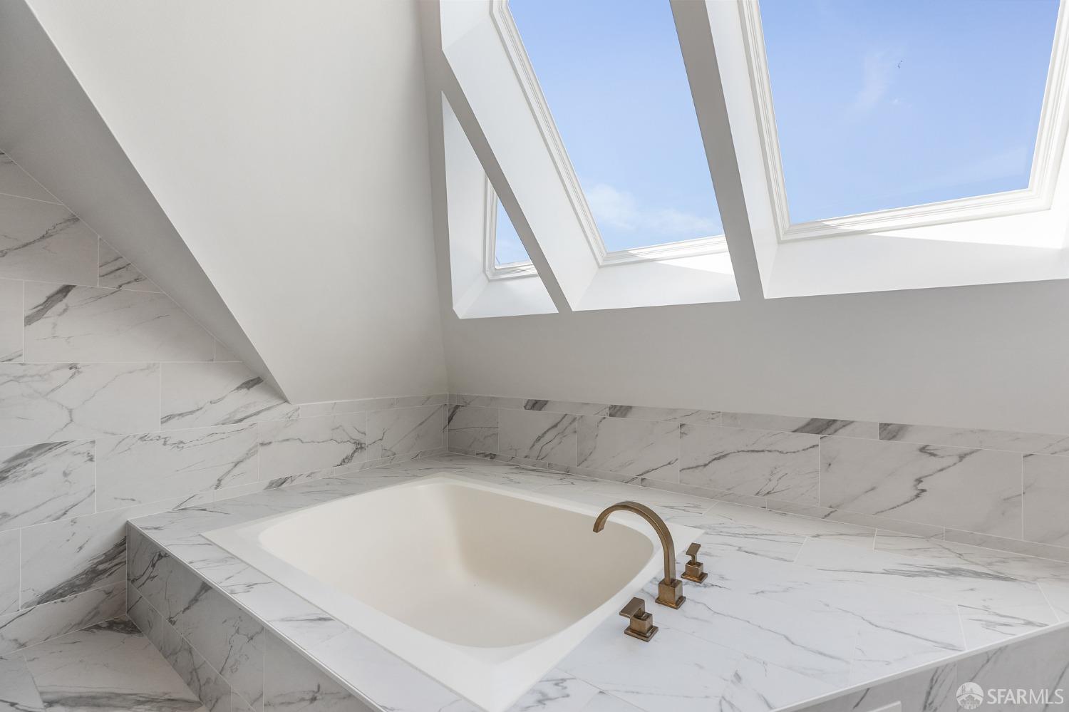 Photo #12: 423907756 Listing 