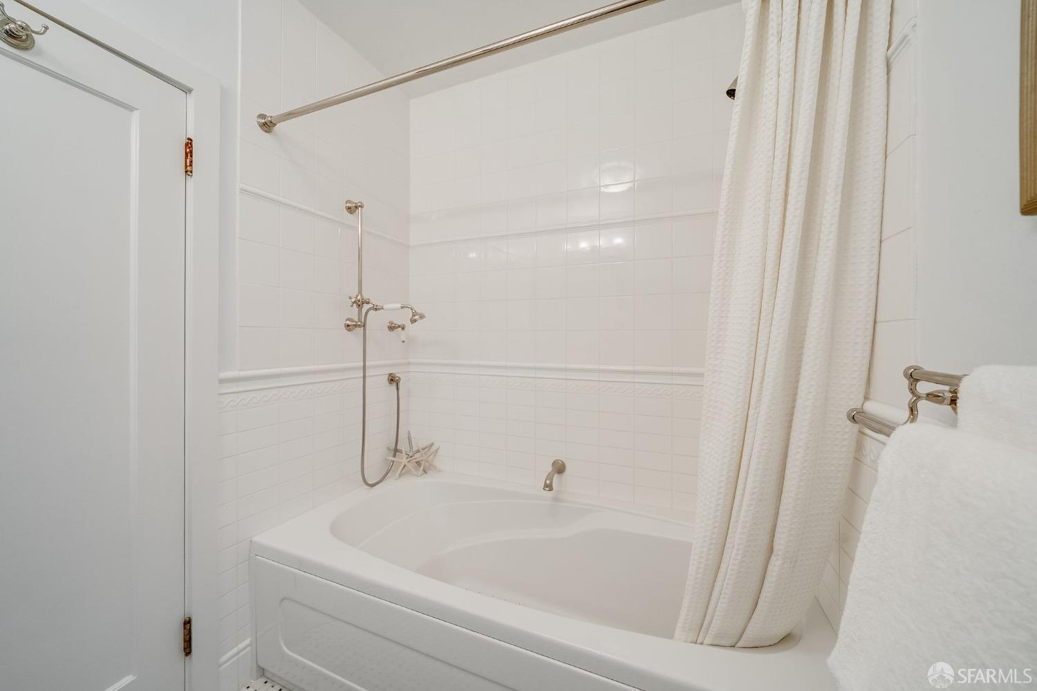 Photo #27: 423909629 Listing 