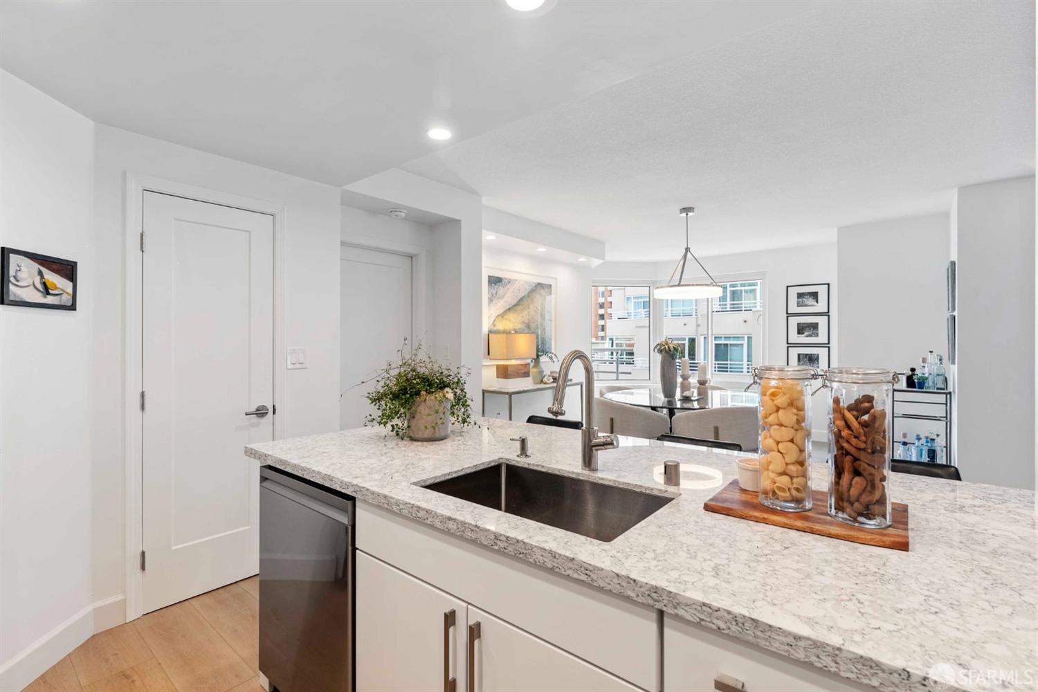 Photo #17: 423910496 Listing 