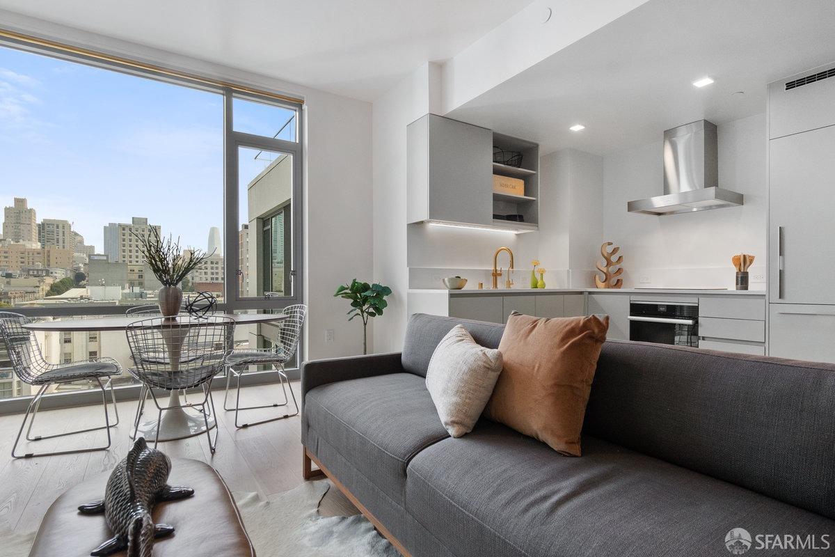 Photo #3: 423910789 Listing 