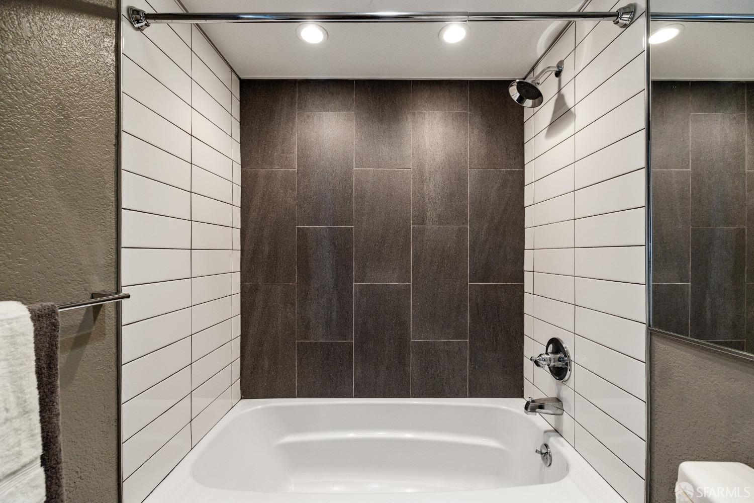 Photo #14: 423912440 Listing 