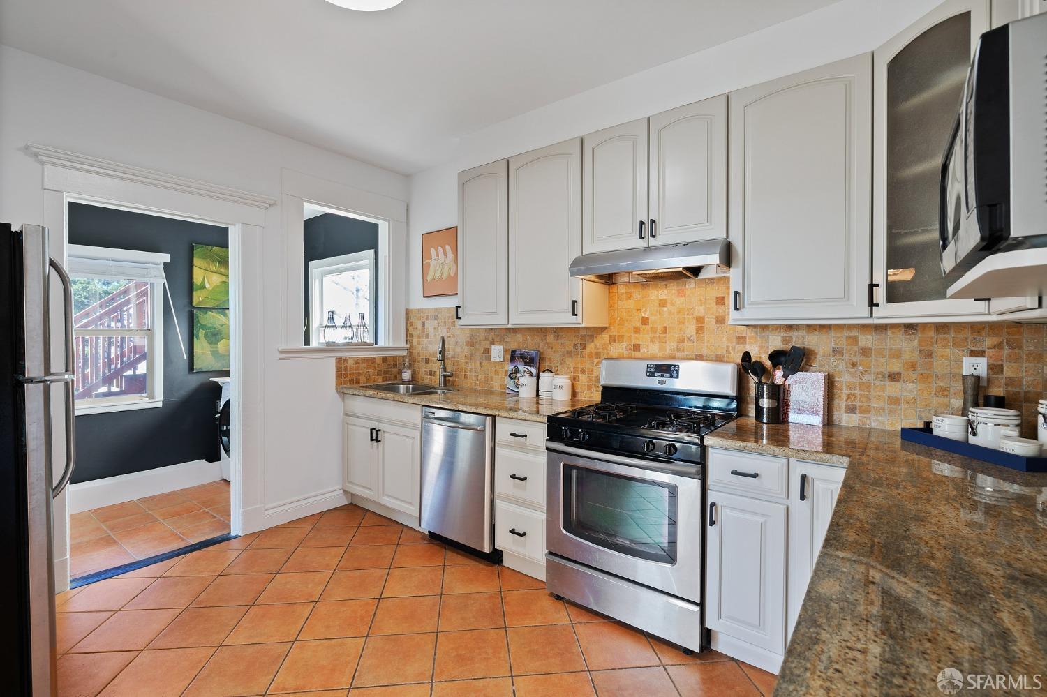 Photo #18: 423913467 Listing 