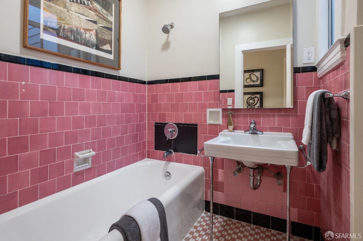 Photo #31: 423918667 Listing 