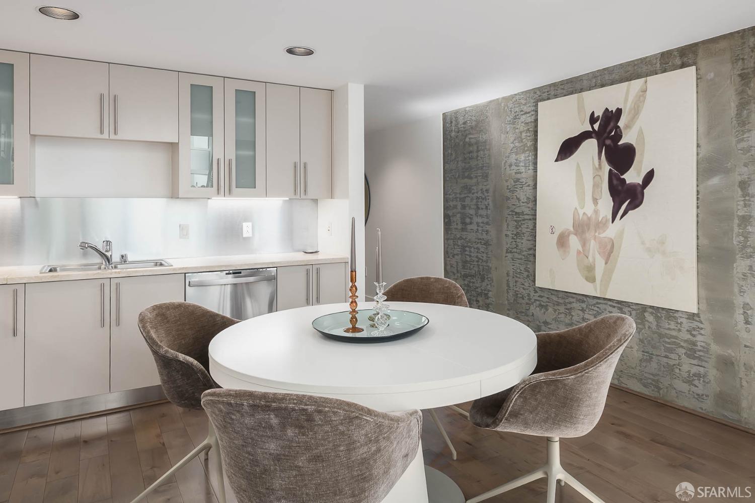 Photo #8: 423915368 Listing 