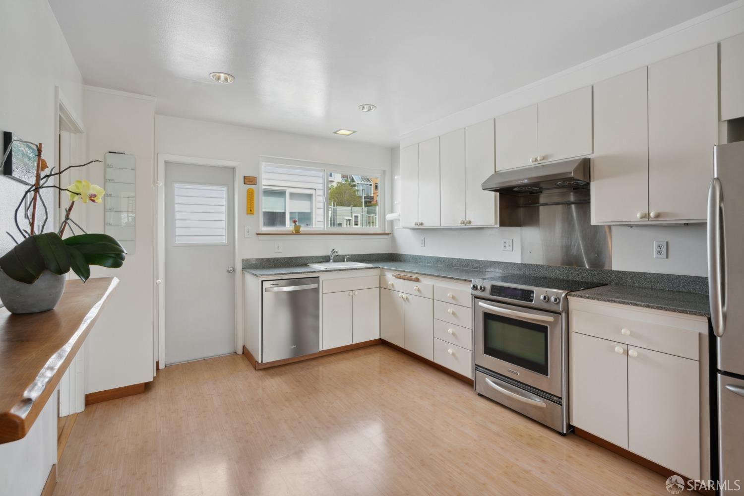 Photo #10: 423920685 Listing 