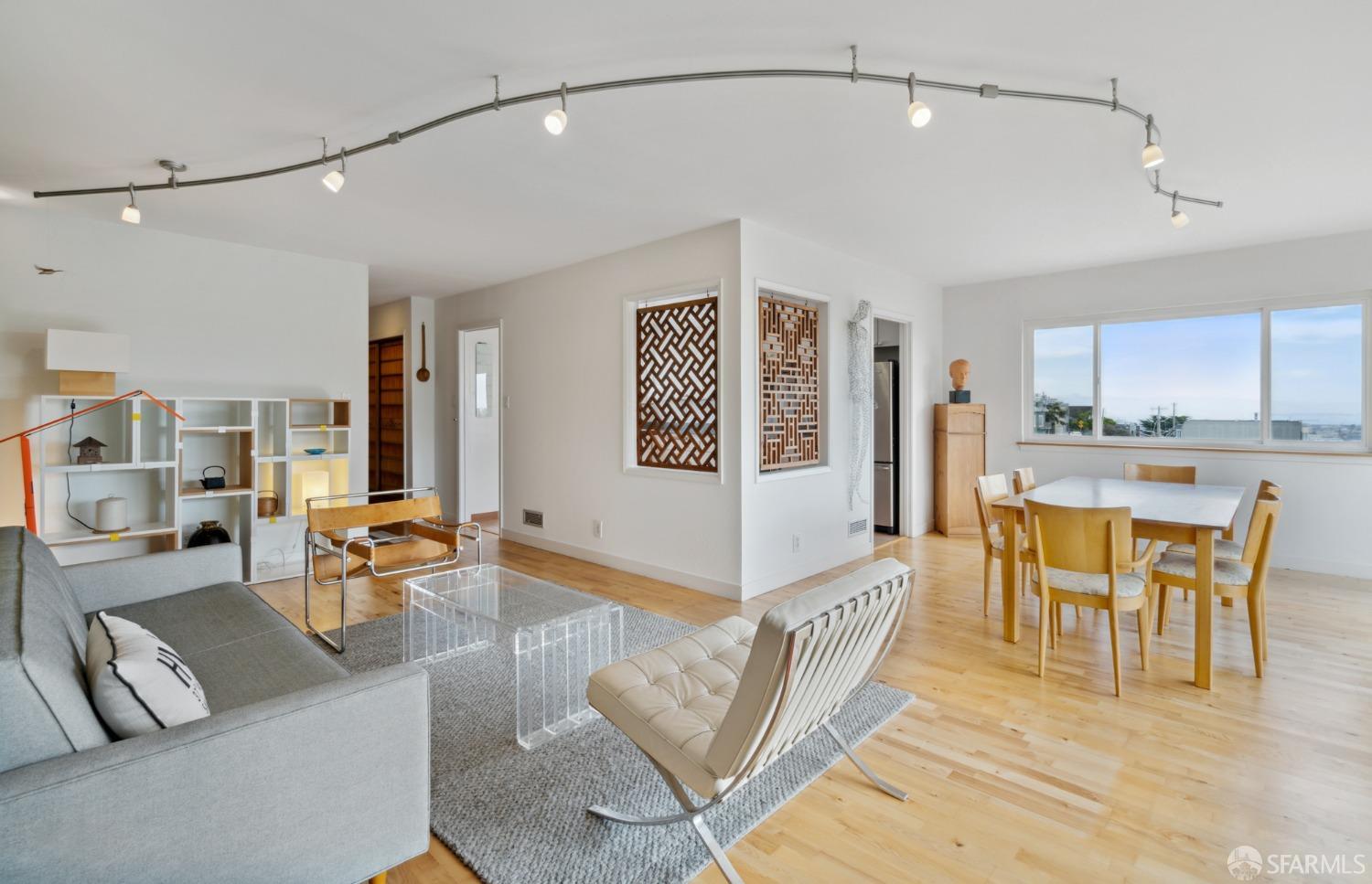 Photo #5: 423920685 Listing 