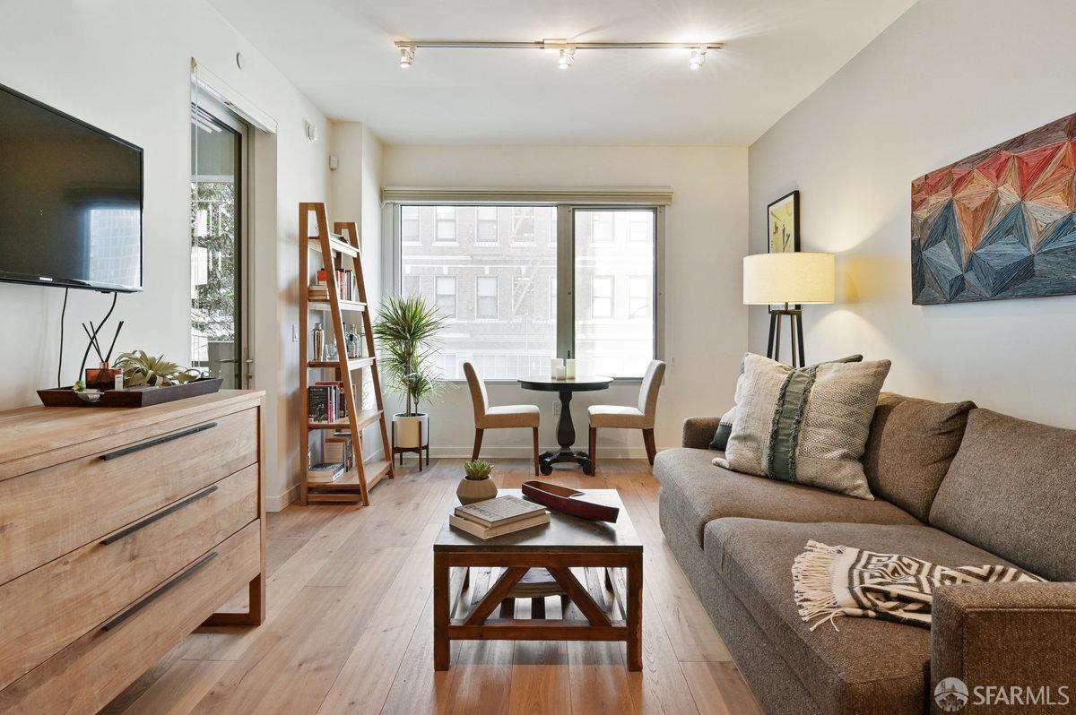 Photo #2: 423910890 Listing 
