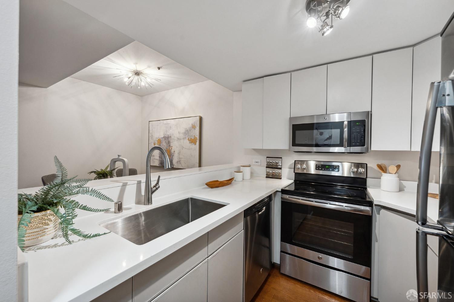 Photo #11: 423921198 Listing 