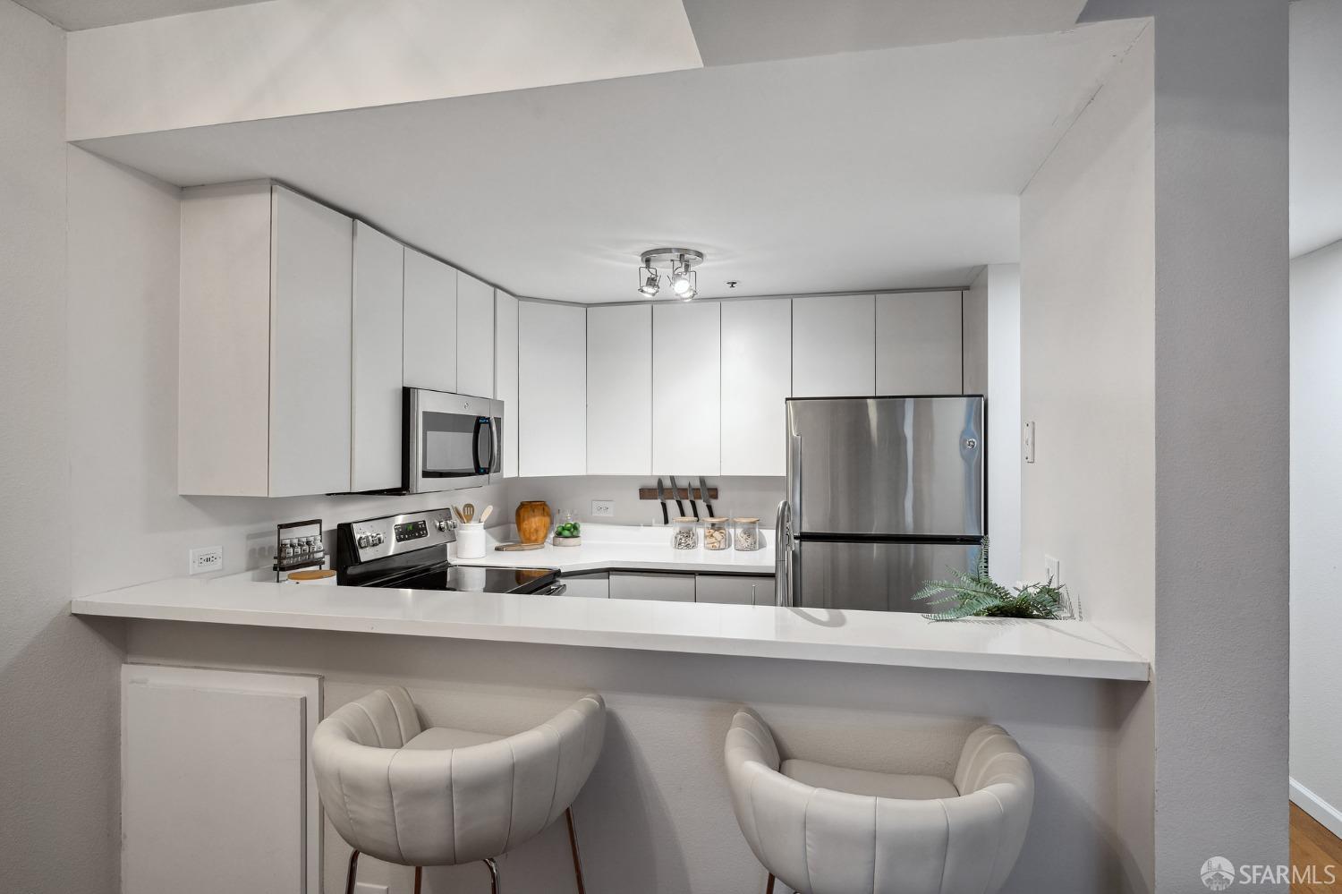 Photo #9: 423921198 Listing 
