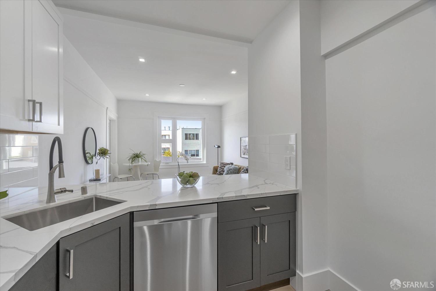 Photo #11: 423915766 Listing 