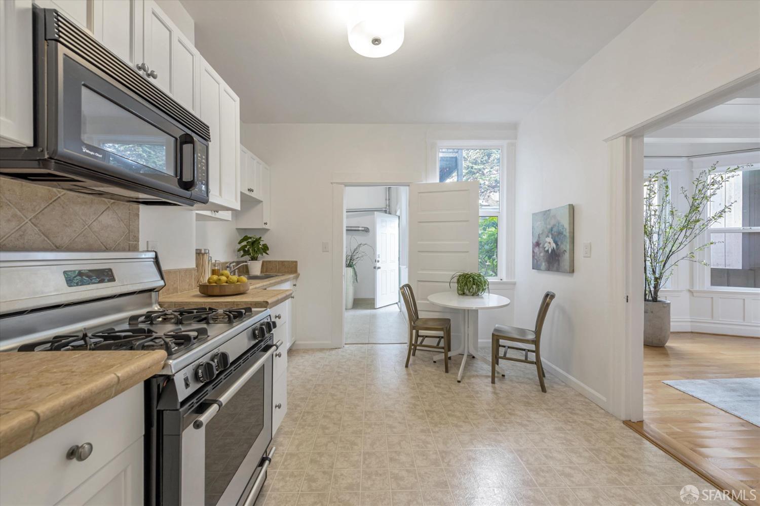 Photo #9: 423918429 Listing 