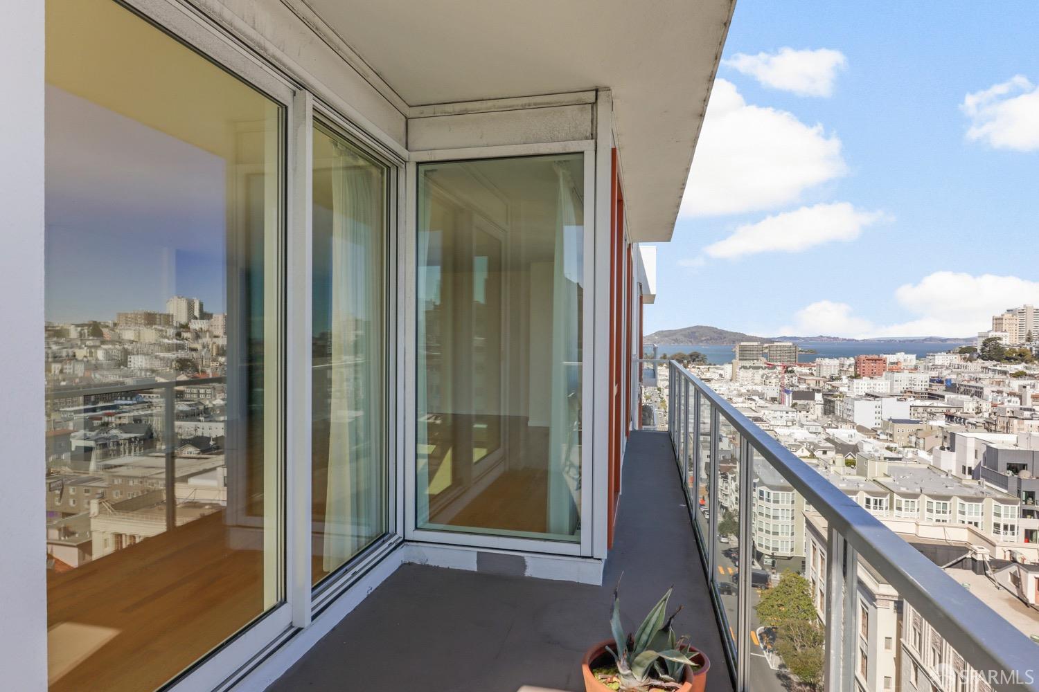 Detail Gallery Image 5 of 33 For 1800 Pacific Ave #902,  San Francisco,  CA 94109 - 3 Beds | 2 Baths