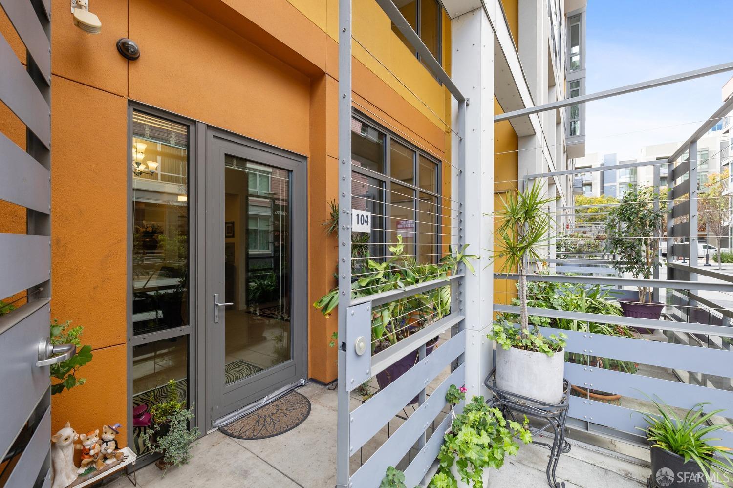 Detail Gallery Image 2 of 23 For 335 Berry St #104,  San Francisco,  CA 94158 - 2 Beds | 1/1 Baths