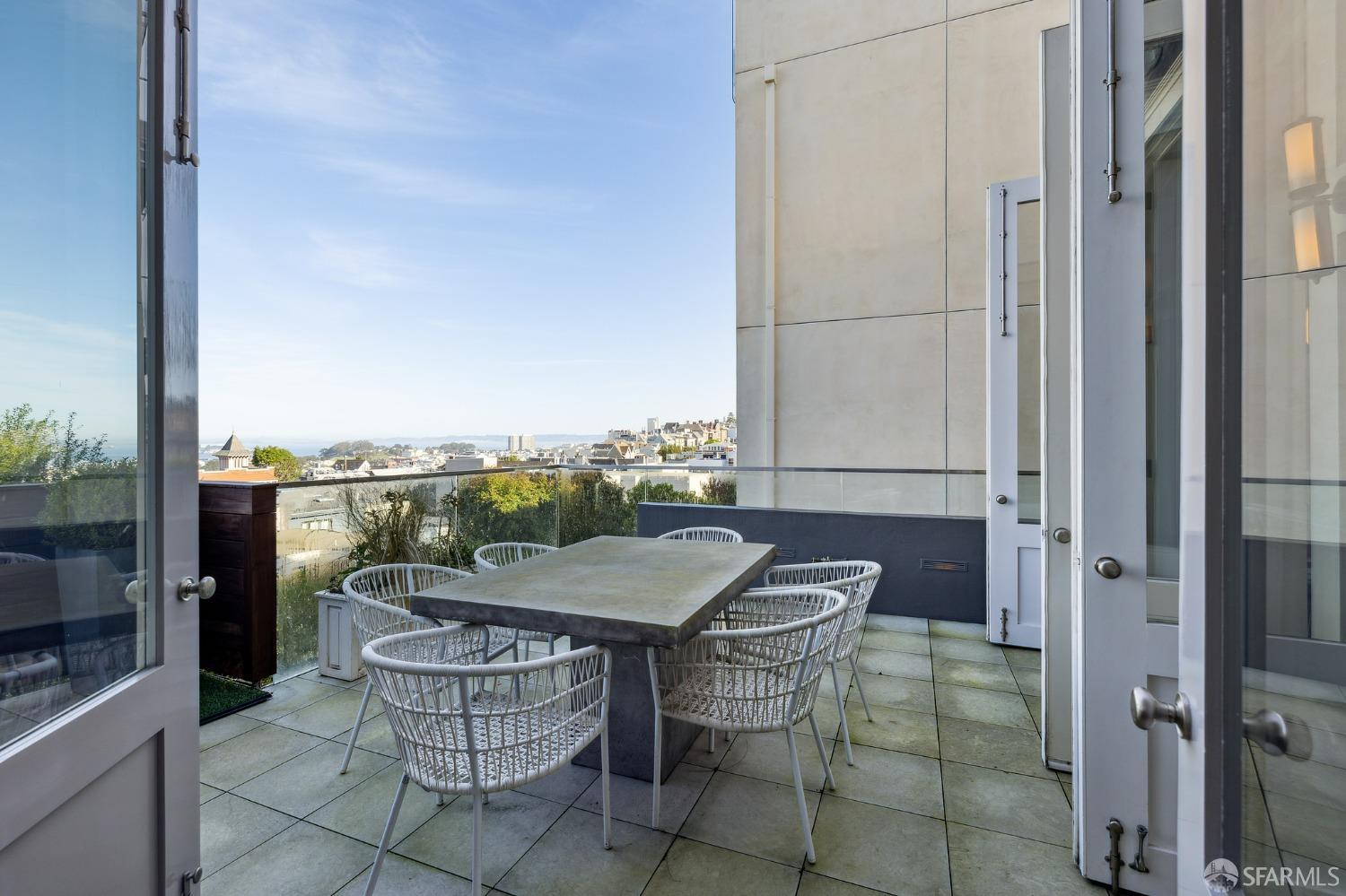 Detail Gallery Image 15 of 72 For 2480 Broadway St, San Francisco,  CA 94115 - 5 Beds | 3/2 Baths