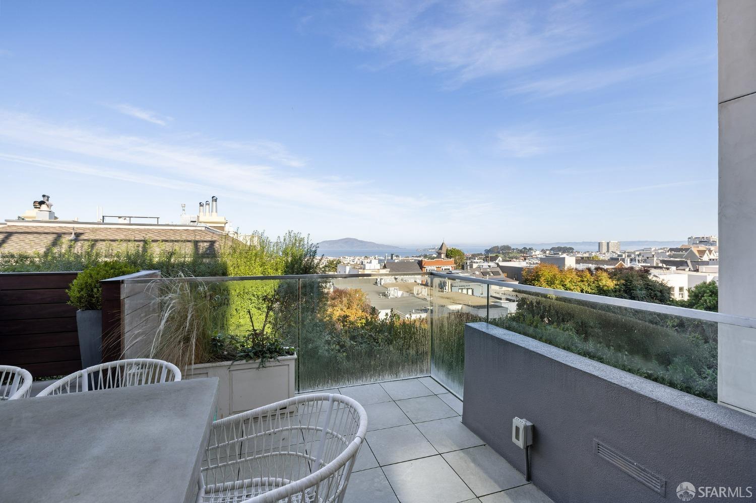 Detail Gallery Image 4 of 72 For 2480 Broadway St, San Francisco,  CA 94115 - 5 Beds | 3/2 Baths