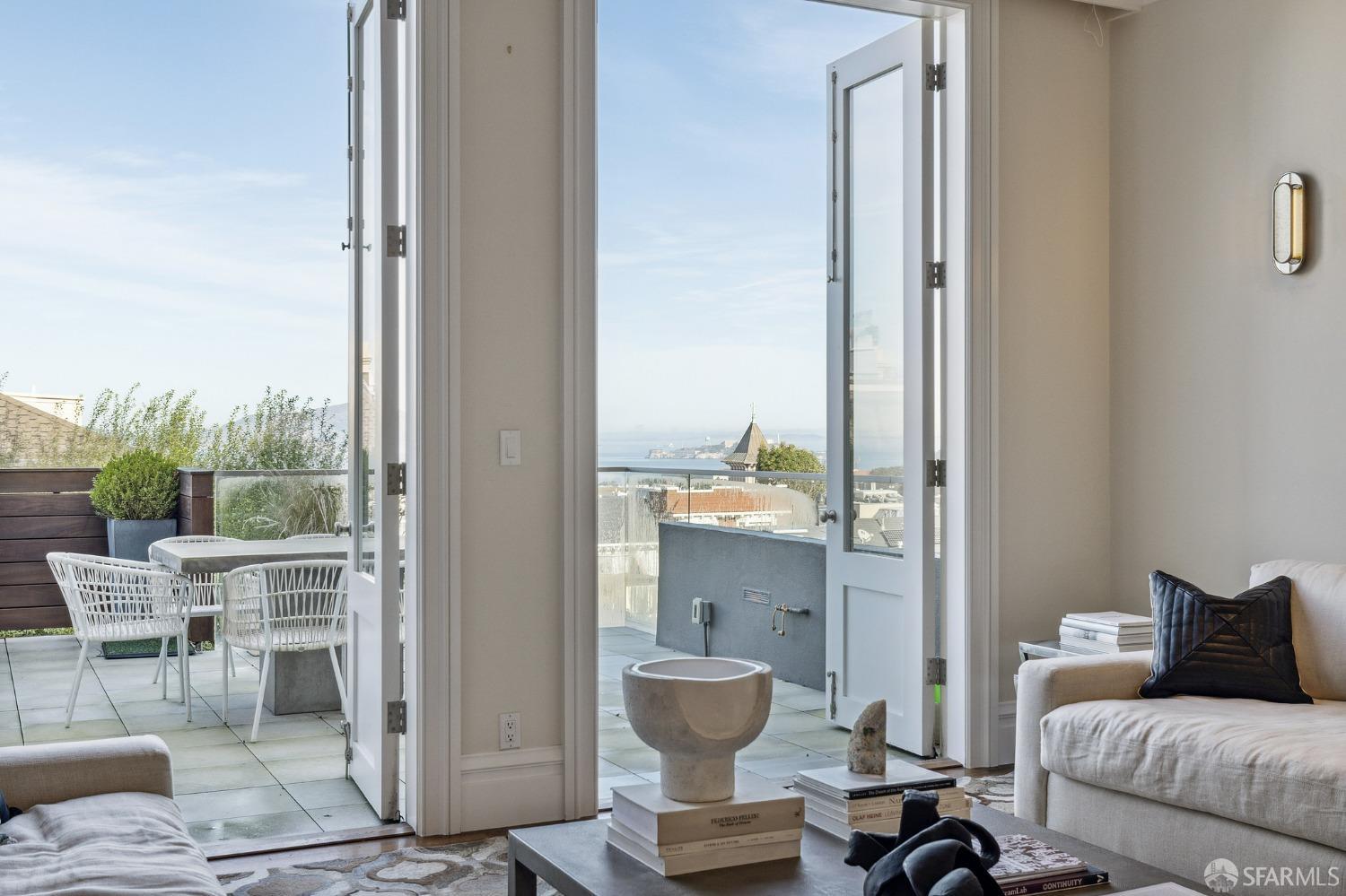 Detail Gallery Image 3 of 72 For 2480 Broadway St, San Francisco,  CA 94115 - 5 Beds | 3/2 Baths