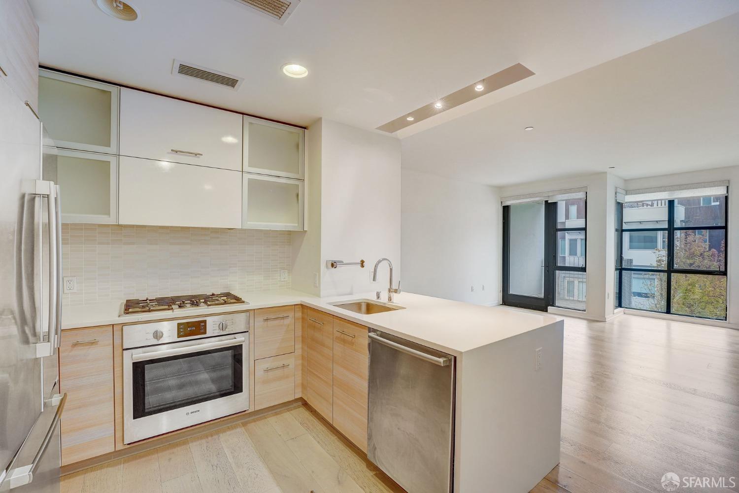 Detail Gallery Image 4 of 37 For 451 Donahue St #304,  San Francisco,  CA 94124 - 2 Beds | 2 Baths