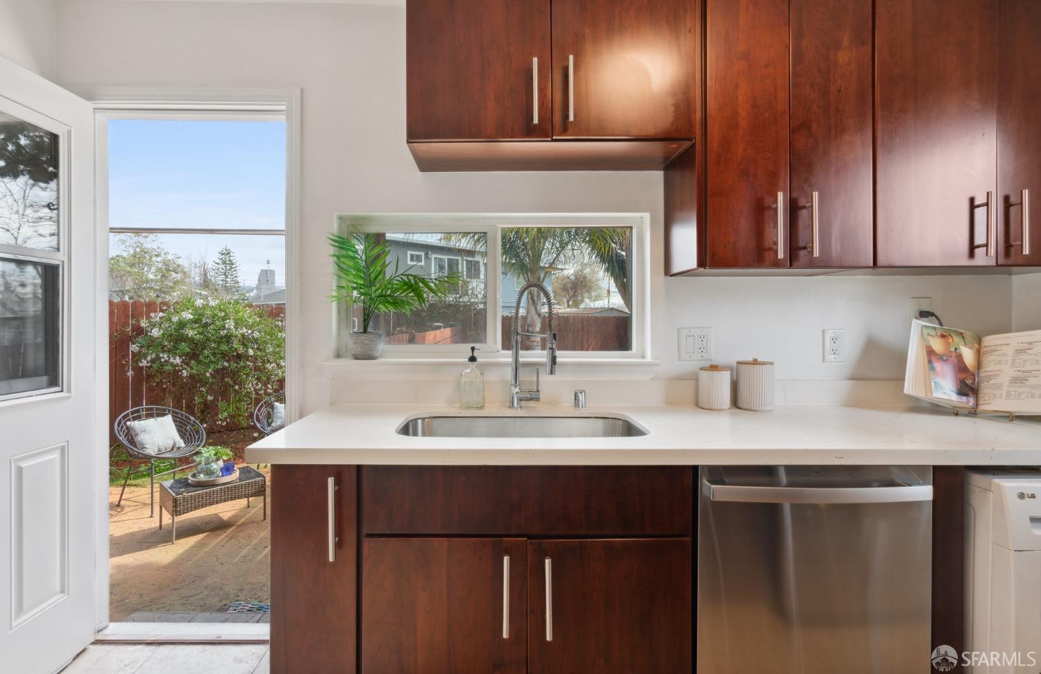 Detail Gallery Image 6 of 19 For 851 Dwight Crescent, Berkeley,  CA 94710 - 2 Beds | 1 Baths