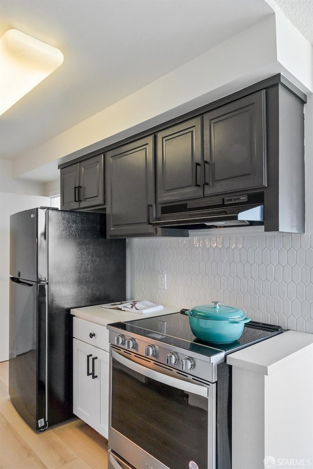 Detail Gallery Image 5 of 19 For 1555 Lakeside Dr #22,  Oakland,  CA 94612 - 2 Beds | 2 Baths
