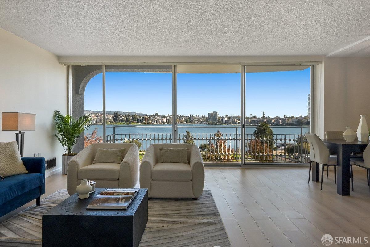 Detail Gallery Image 2 of 19 For 1555 Lakeside Dr #22,  Oakland,  CA 94612 - 2 Beds | 2 Baths