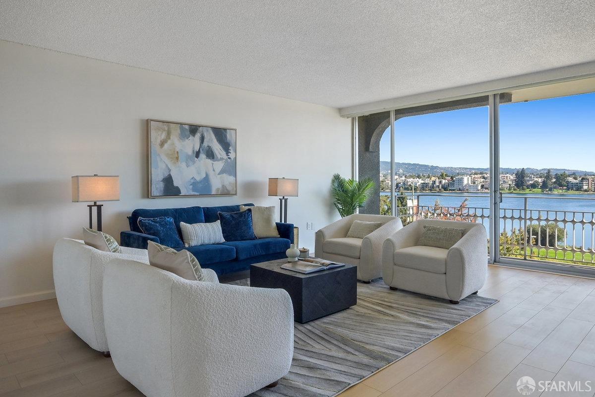 Detail Gallery Image 3 of 19 For 1555 Lakeside Dr #22,  Oakland,  CA 94612 - 2 Beds | 2 Baths