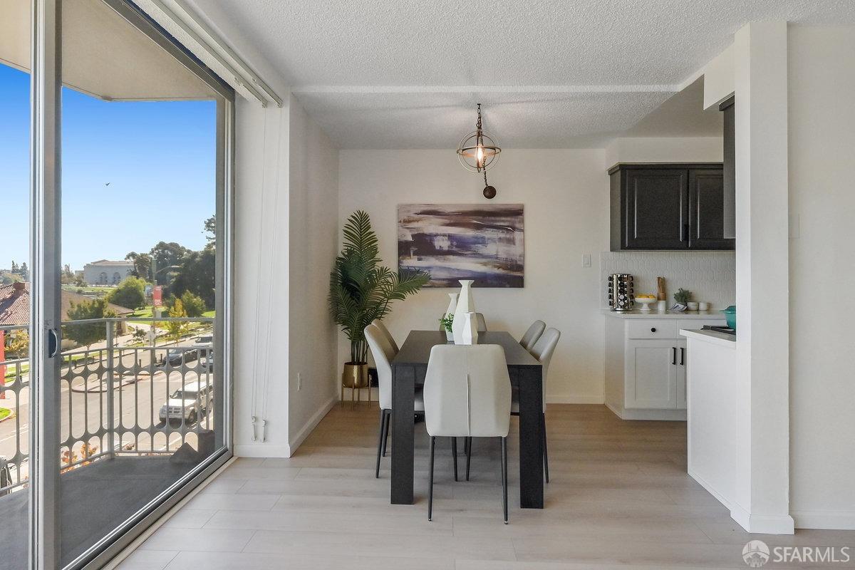 Detail Gallery Image 6 of 19 For 1555 Lakeside Dr #22,  Oakland,  CA 94612 - 2 Beds | 2 Baths