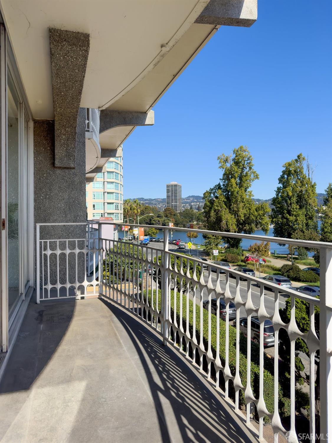 Detail Gallery Image 17 of 19 For 1555 Lakeside Dr #22,  Oakland,  CA 94612 - 2 Beds | 2 Baths