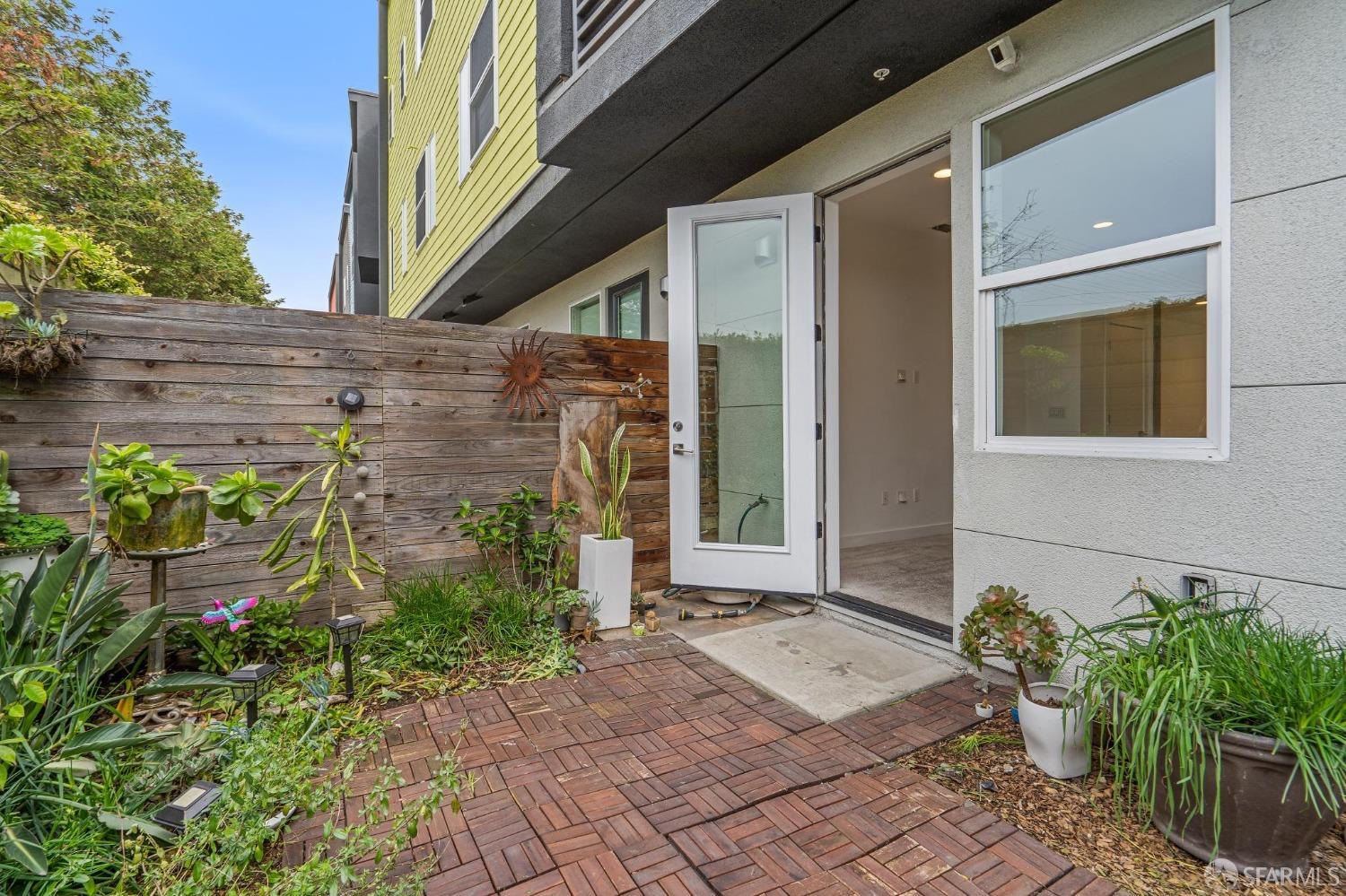 Detail Gallery Image 10 of 57 For 1353 Pullman Way, Oakland,  CA 94607 - 2 Beds | 2/1 Baths