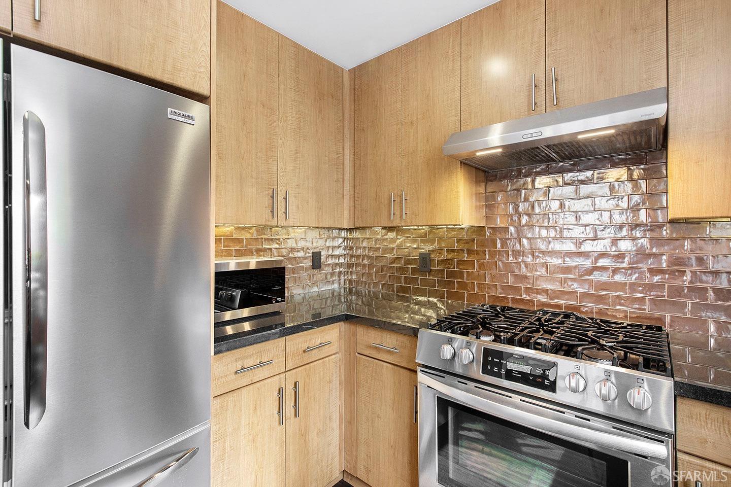 Detail Gallery Image 19 of 54 For 438 W Grand Ave #420,  Oakland,  CA 94612 - 3 Beds | 2/1 Baths