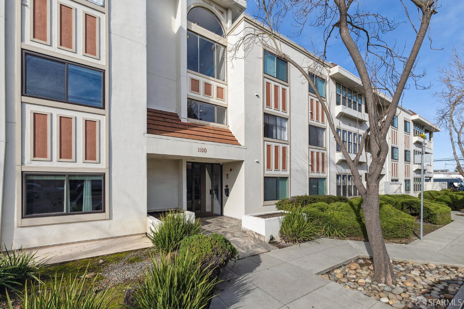 Detail Gallery Image 3 of 42 For 1110 Bayswater Ave #201,  Burlingame,  CA 94010 - 2 Beds | 2 Baths