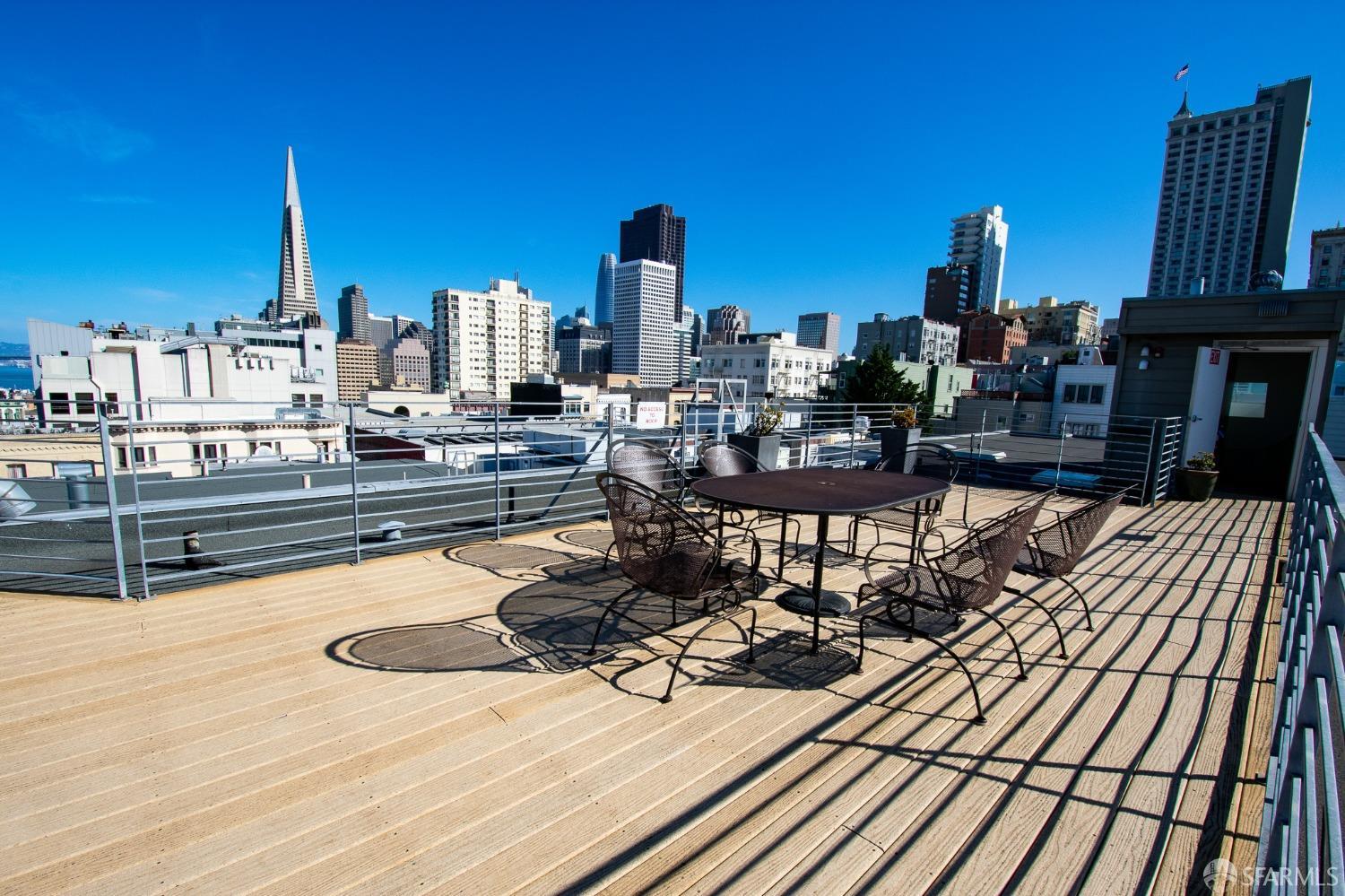 Detail Gallery Image 1 of 29 For 939 Jackson St #102,  San Francisco,  CA 94133 - 3 Beds | 3 Baths