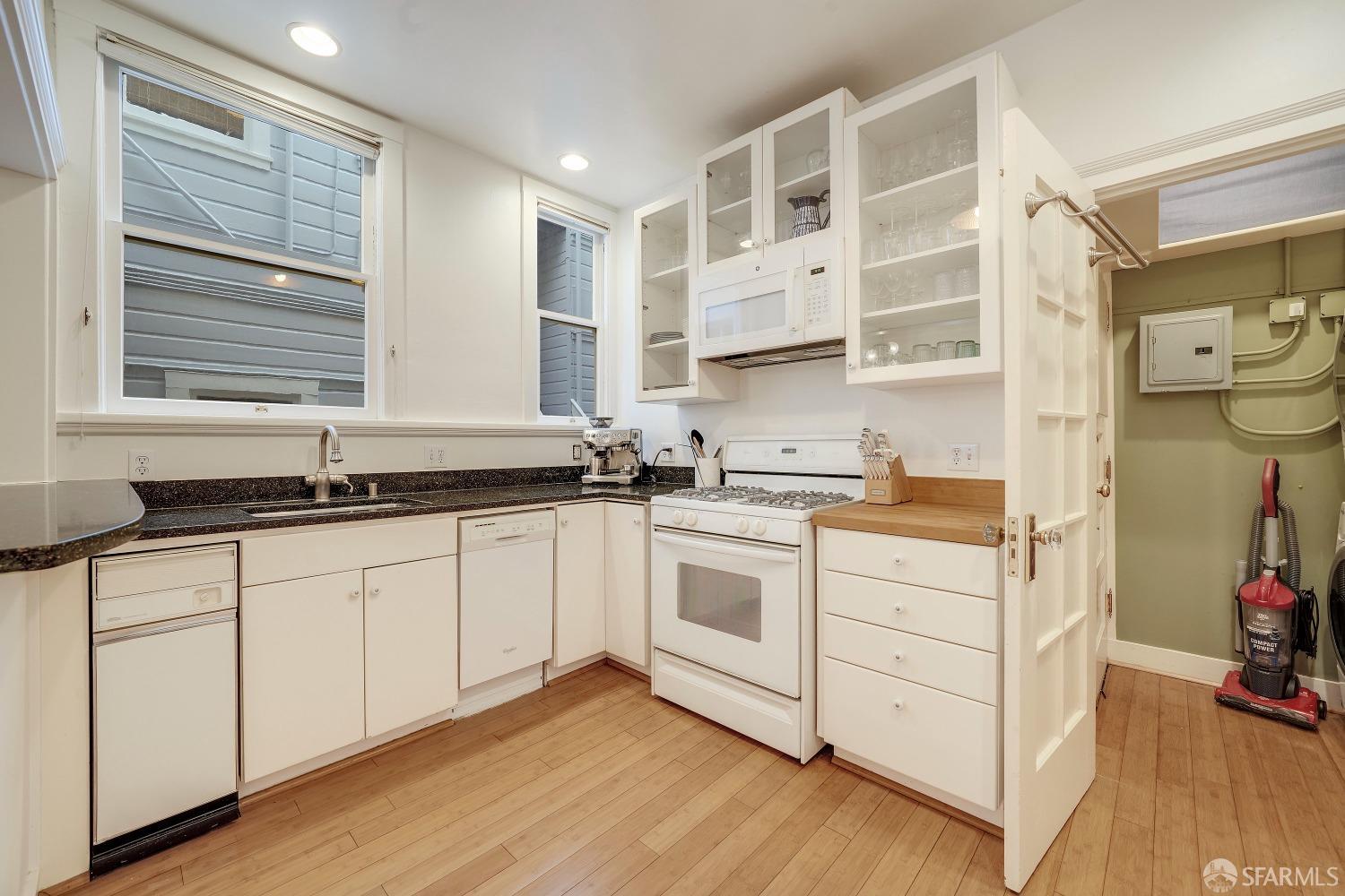 Detail Gallery Image 9 of 21 For 1341 Union St #4,  San Francisco,  CA 94109 - 1 Beds | 1 Baths