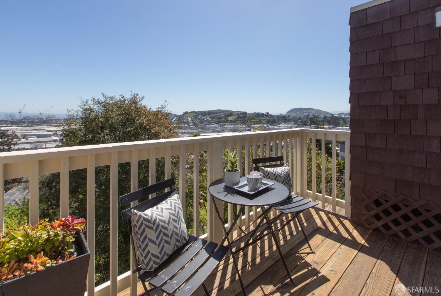 Detail Gallery Image 6 of 99 For 419 Franconia St, San Francisco,  CA 94110 - 4 Beds | 2 Baths