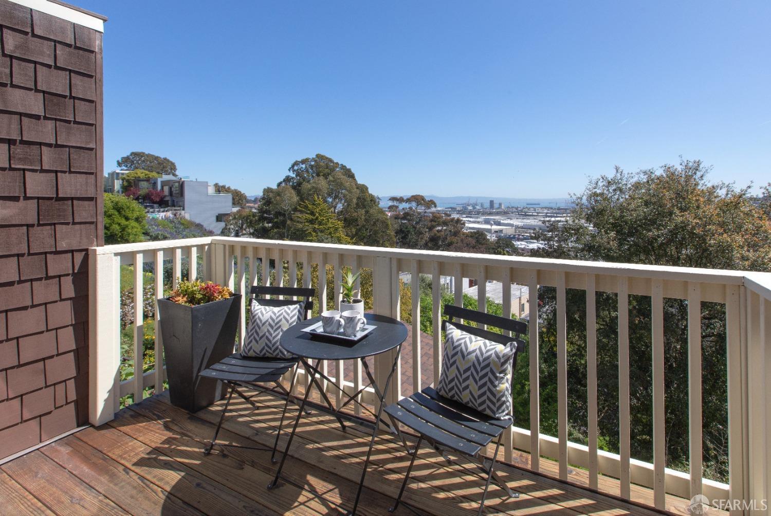 Detail Gallery Image 4 of 99 For 419 Franconia St, San Francisco,  CA 94110 - 4 Beds | 2 Baths