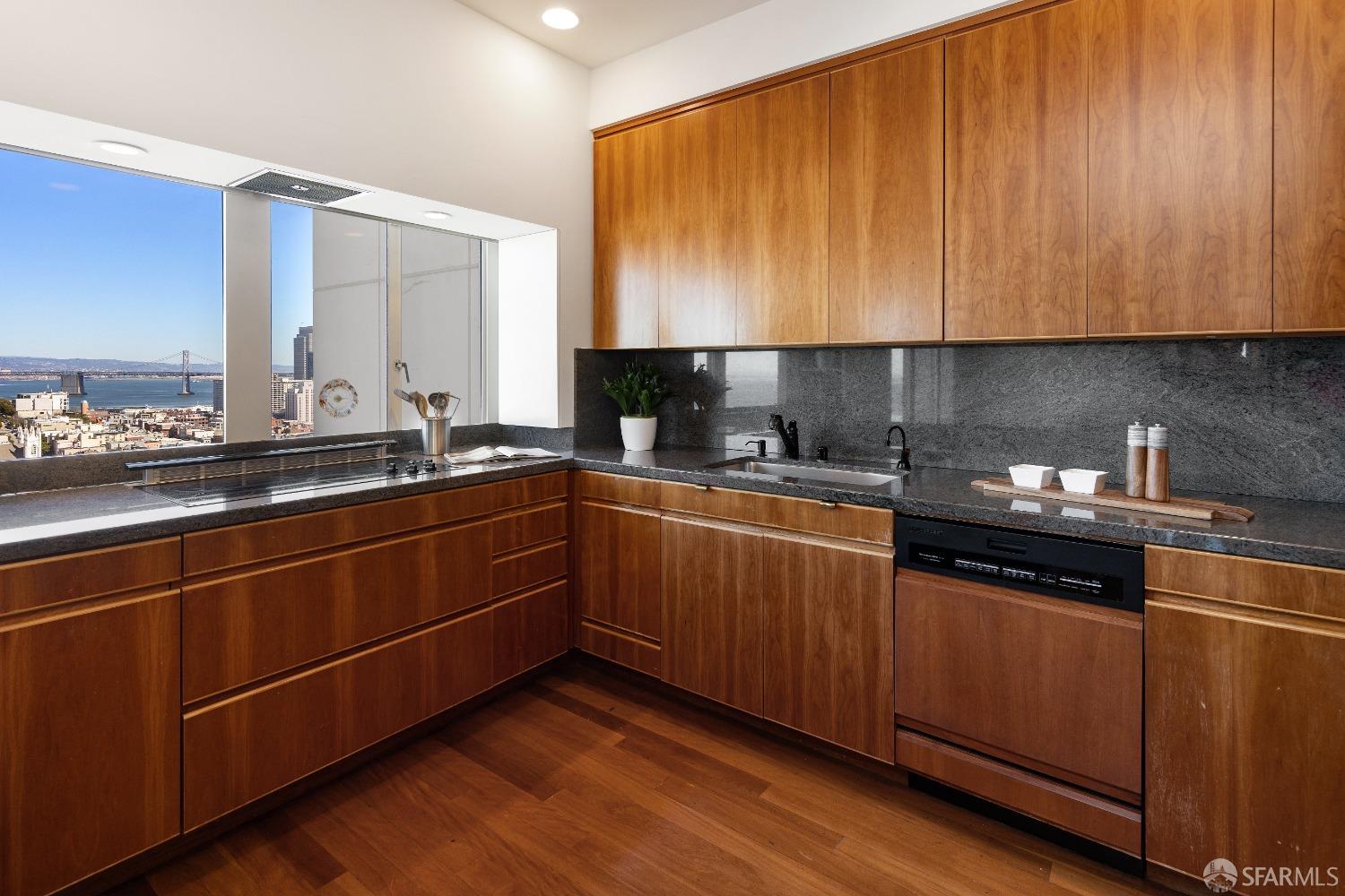 Detail Gallery Image 5 of 55 For 1750 Taylor St #305,  San Francisco,  CA 94133 - 2 Beds | 2/1 Baths